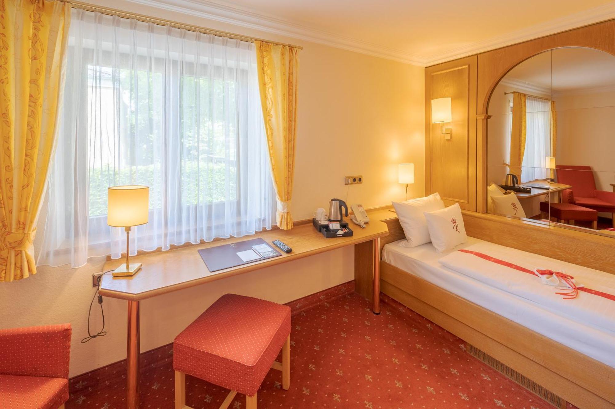 Hotel Am Schlosspark Zum Kurfuerst Oberschleissheim Bagian luar foto