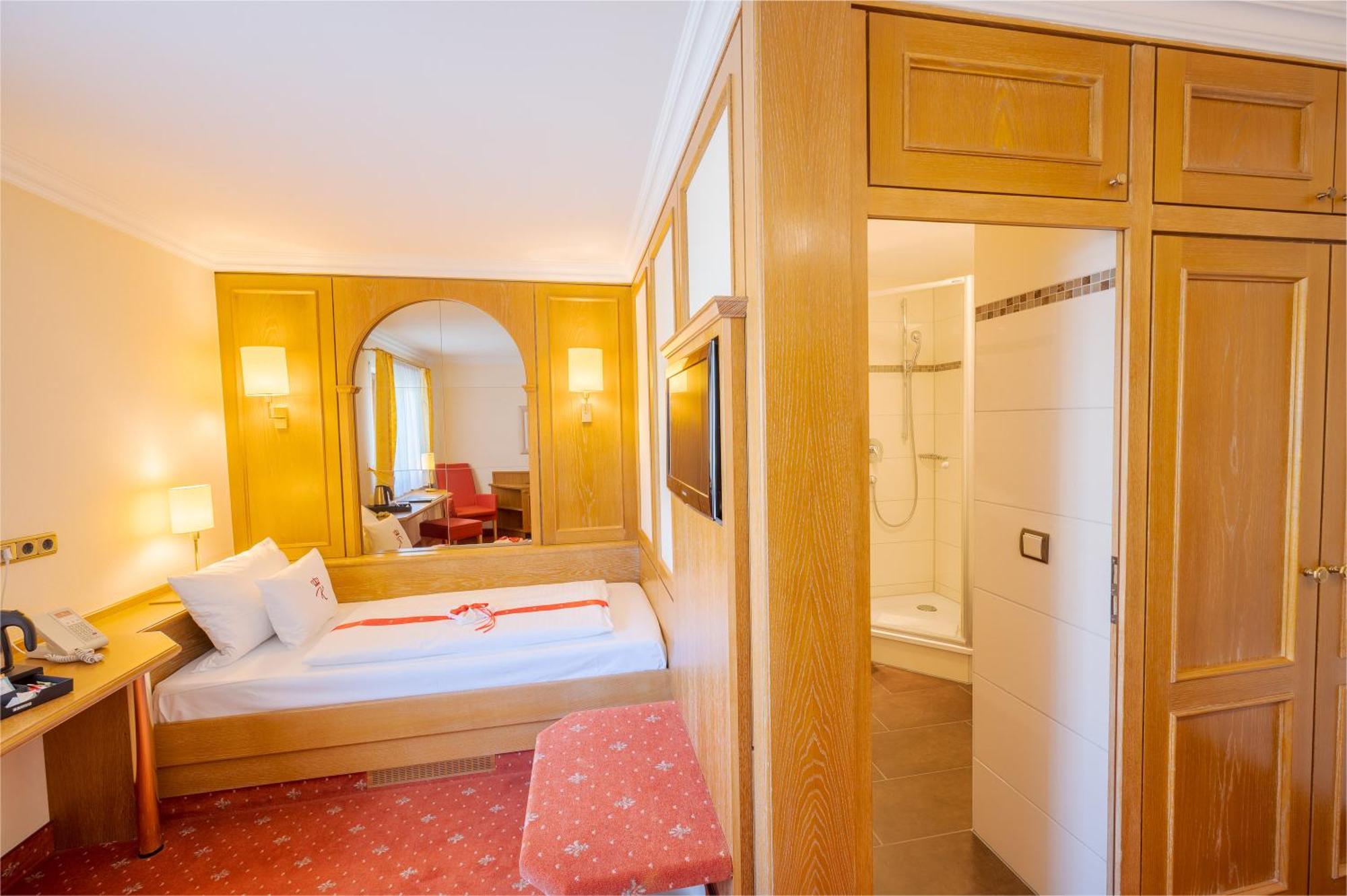 Hotel Am Schlosspark Zum Kurfuerst Oberschleissheim Bagian luar foto