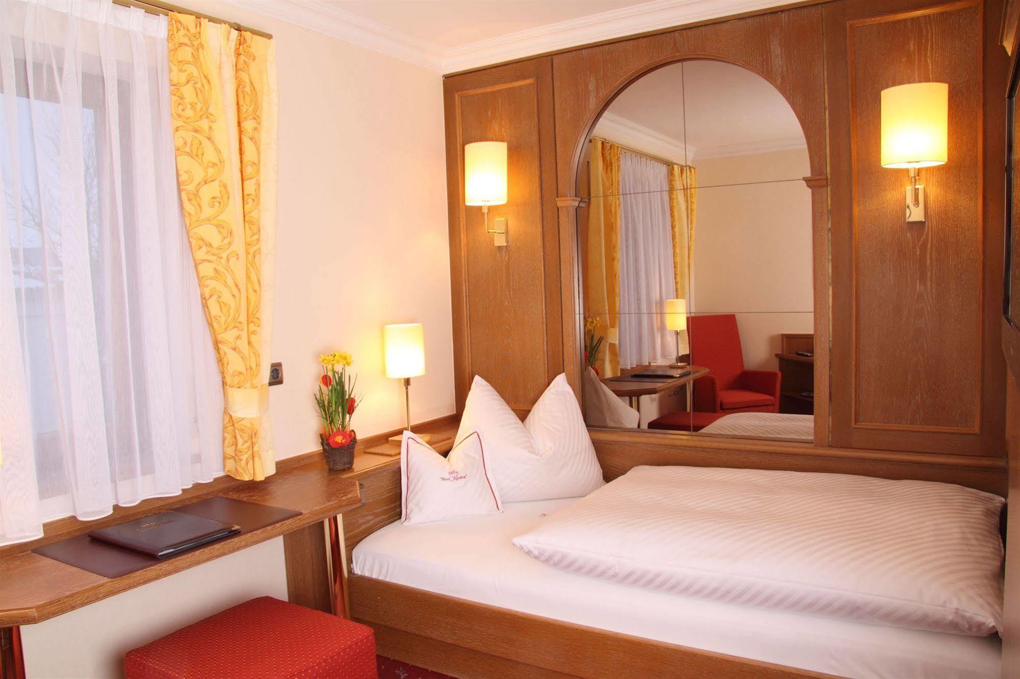 Hotel Am Schlosspark Zum Kurfuerst Oberschleissheim Bagian luar foto