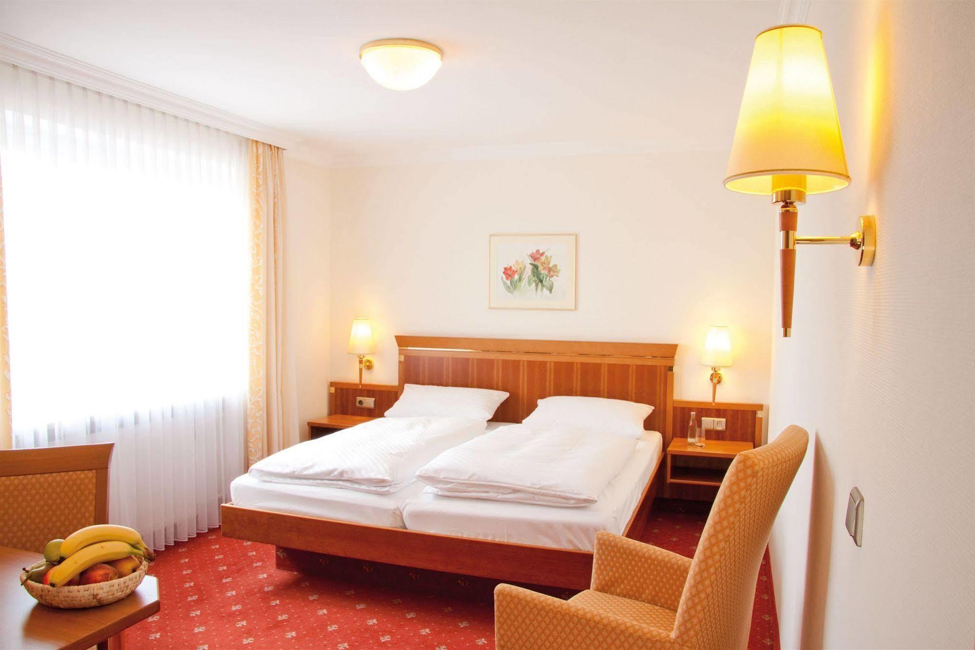 Hotel Am Schlosspark Zum Kurfuerst Oberschleissheim Bagian luar foto