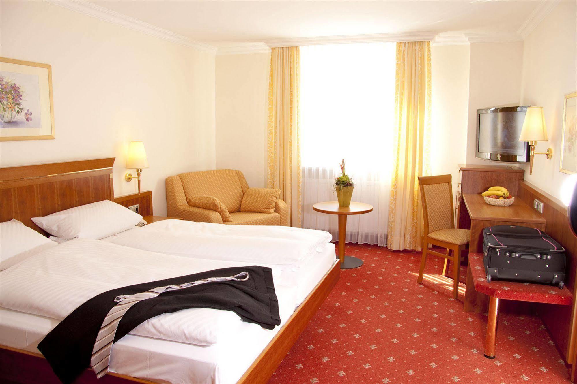 Hotel Am Schlosspark Zum Kurfuerst Oberschleissheim Bagian luar foto