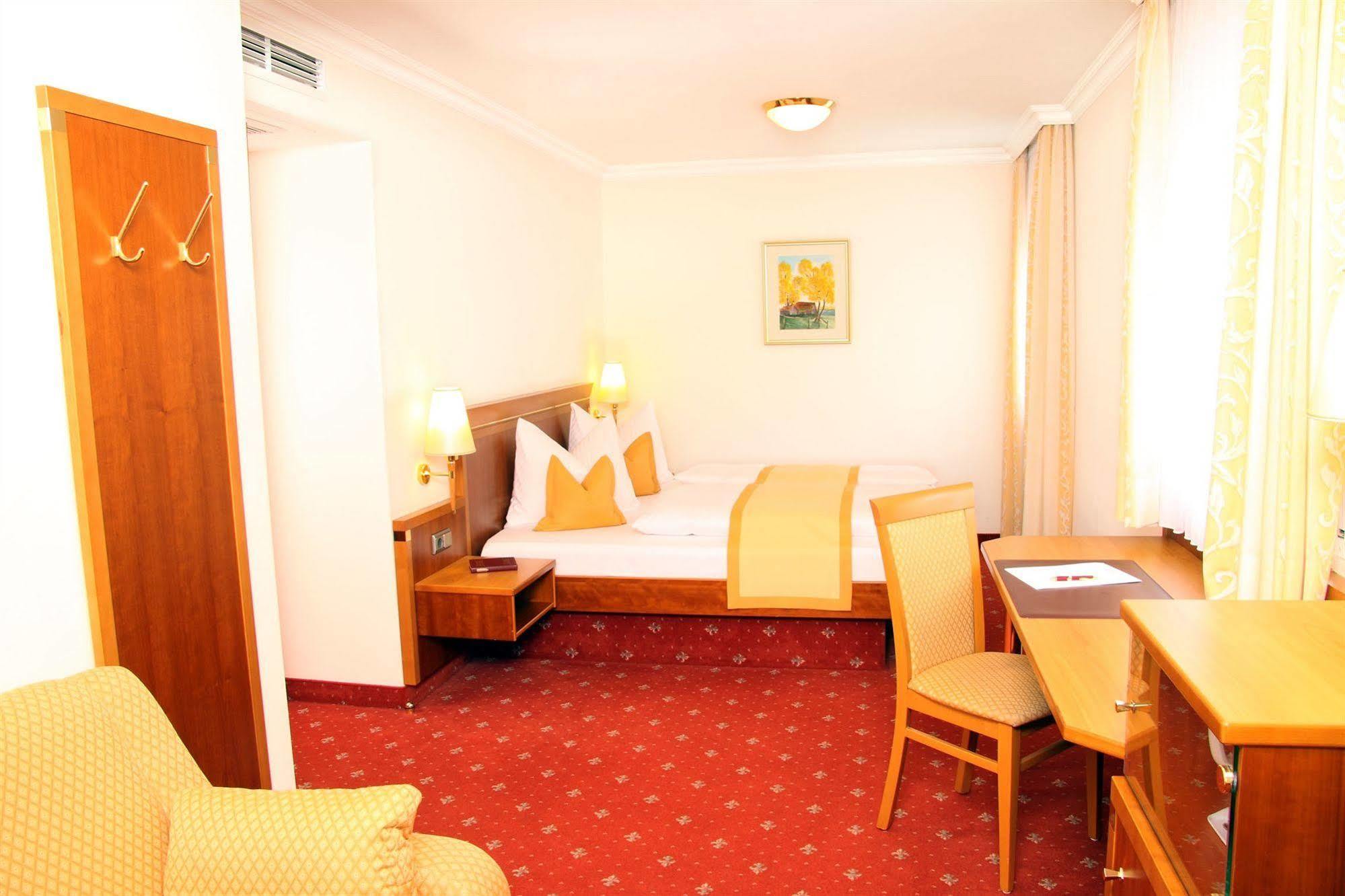 Hotel Am Schlosspark Zum Kurfuerst Oberschleissheim Bagian luar foto